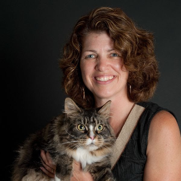 Anne Sylvestre smiling with her cat in her hands